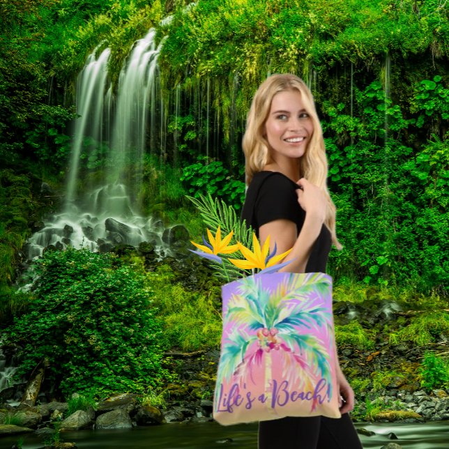 Tote Bag Palmier à coucher de soleil tropical La vie est un (This colorful tropical tote bag features a pastel palm tree on a sunset background. Life is a Beach!)