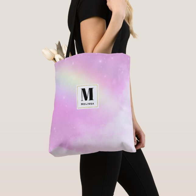 Tote Bag Pastel Ciel rose avec Monogramme arc-en-ciel jaune (De près)