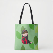 Petite fille en costume de coccinelle rouge