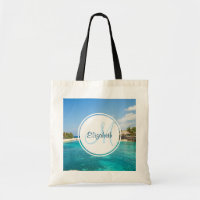 Plage tropicale pittoresque avec huttes de chaume