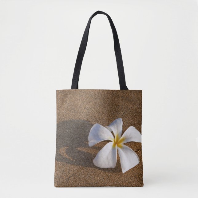 Tote Bag Plumeria sur la plage de sable, Maui, Hawaii, État (Devant)