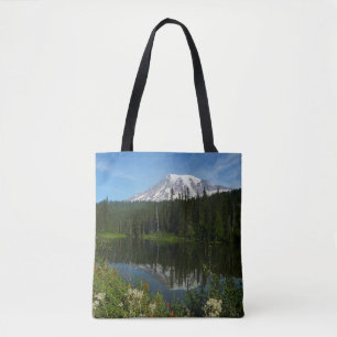 Tote Bag Reflet du lac du mont Rainier avec des fleurs sauv