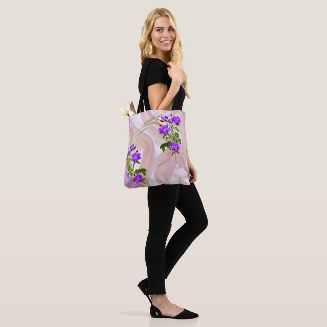 Tote Bag Roses violets d'aquarelle violette sur soie rose (Sur le modèle)