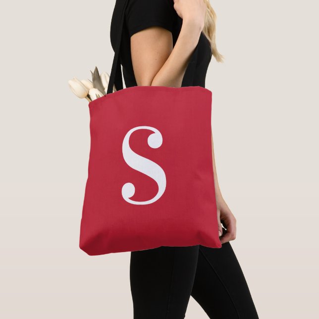 Tote Bag Rouge minimal avec grand monogramme blanc (De près)