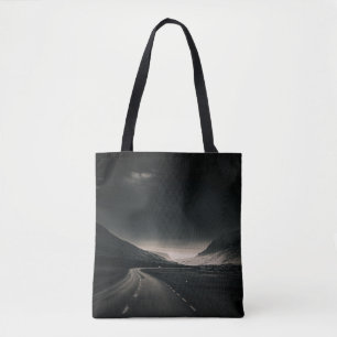 TOTE BAG ROUTE NOIRE ASPHALTE PRÈS DE LA MONTAGNE PENDANT L