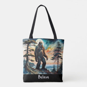 Tote Bag Sasquatch debout sur la crête surplombant l'océan