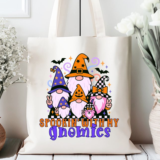 Tote Bag Spookin’ Avec Mes Gnomies : Amis Rétro Halloween (Get festive with spookin' with my gnomies — a Halloween friends design full of humor and charm.)