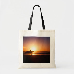 Tote Bag Surfer avec Surboard sur la plage au coucher du so