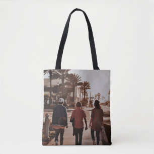 Tote Bag Trois personnes marchant près des palmiers