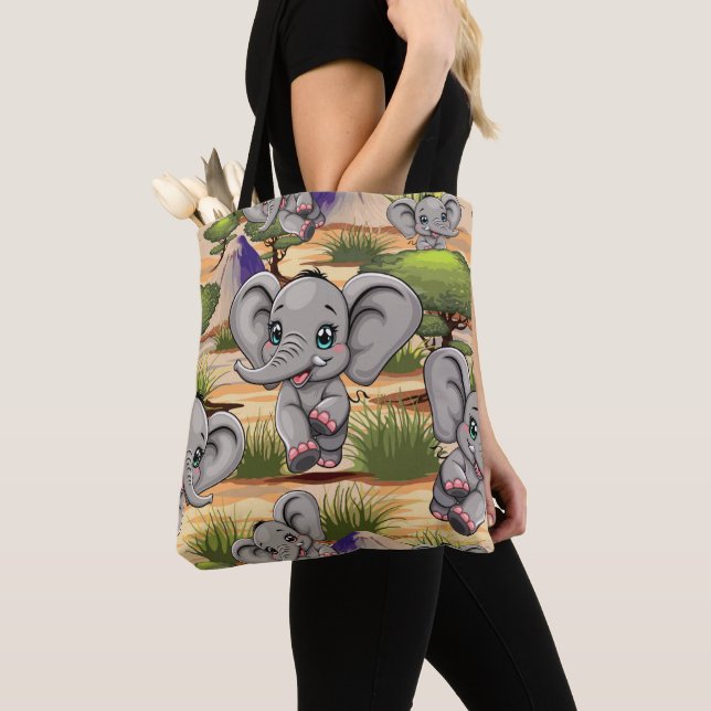 Tote Bag Un bébé éléphant qui sonne heureux dans la savane  (De près)