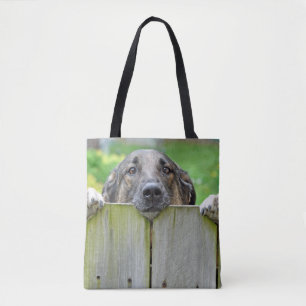 Tote Bag Un berger allemand regarde la clôture