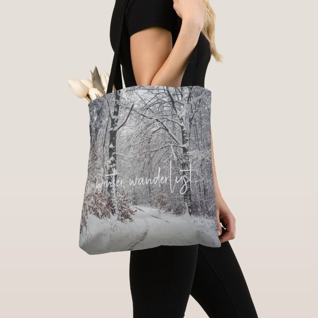 Tote Bag Un sentier à travers la forêt d'hiver enchanteress (De près)