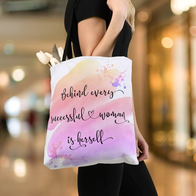 Tote Bag Une femme rose Aquarelle Chic Typographie (Créateur téléchargé)