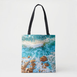 Tote Bag Vagues sur une plage rocheuse au coucher du soleil
