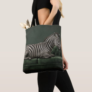 Tote Bag Zèbre élégant sur canapé en velours vert