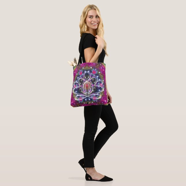 Tote Bag Zen Lotus atmosphérique (Sur le modèle)