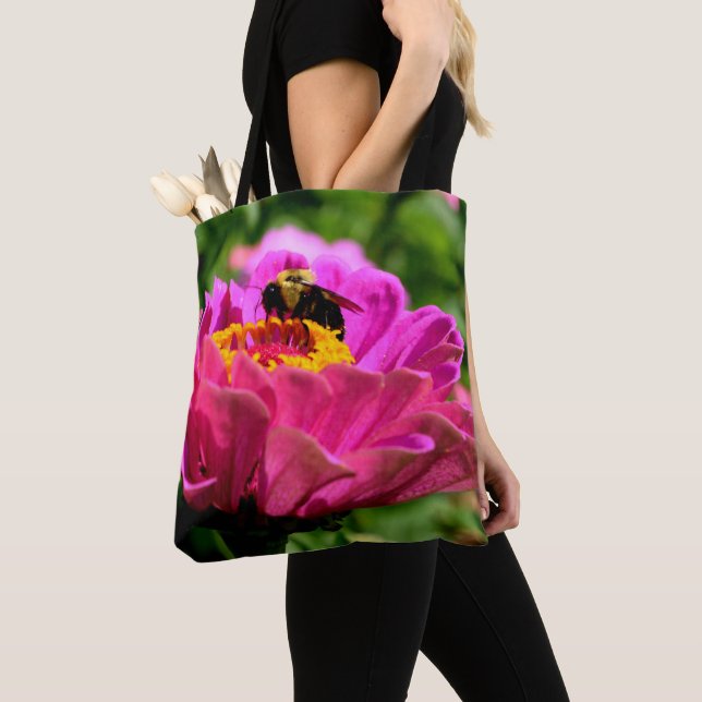 Tote Bag Zinnia rose avec bourdon, fleurs roses, abeille mi (De près)