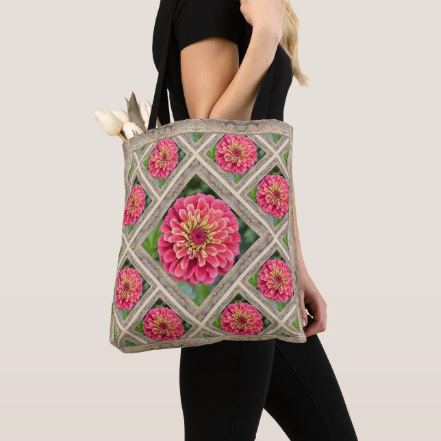 Tote Tasche mit auffallend rosa Zinnias (Von Nahem)