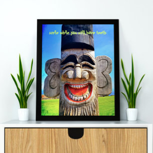 Totem Holz Gesicht Foto lächeln mit Zähne Zitat Poster