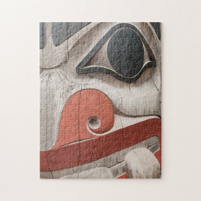 Totem-Stöcke im Haida-Kulturzentrum-Museum (Vertikal)