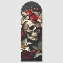 Totenkopf und rote und weiße Blumen