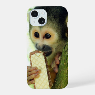 Totenkopfaffe beim Verzehr eines Waffelkeks iPhone 15 Hülle