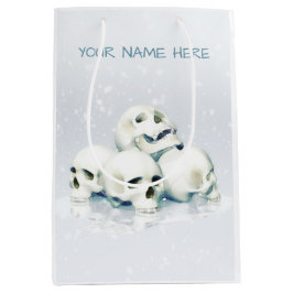Totenköpfe im Schnee. Personalisiert Mittlere Geschenktüte