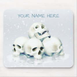 Totenköpfe im Schnee. Personalisiert Mousepad