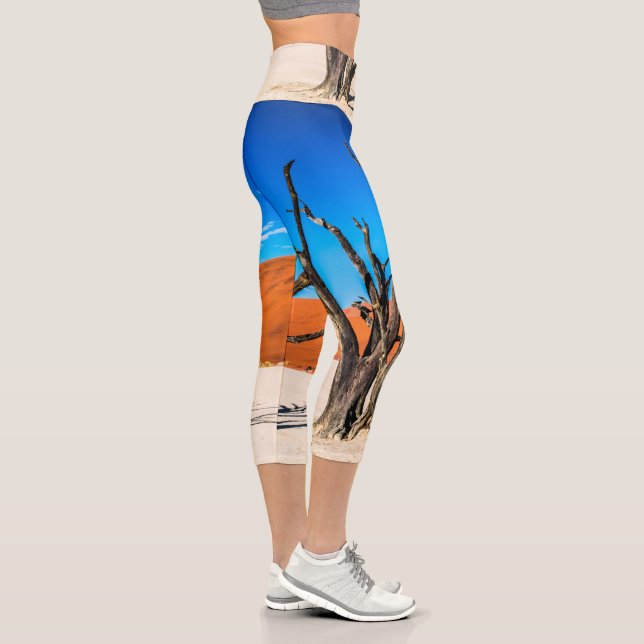 Toter Baum in Deadvlei, Namibia Capri Leggings (Rechts)