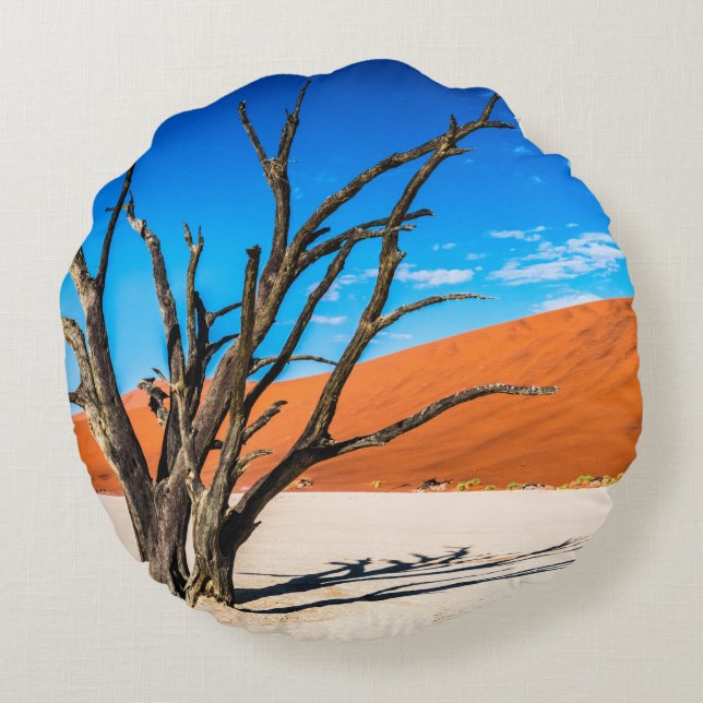Toter Baum in Deadvlei, Namibia Rundes Kissen (Rückseite)
