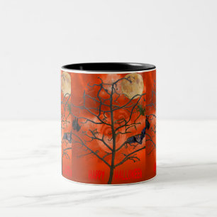 Toter Baum unter einem orangen unheimlichen Himmel Zweifarbige Tasse
