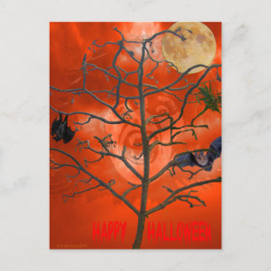Toter Baum zwischen einem orangen unheimlichen Him Postkarte