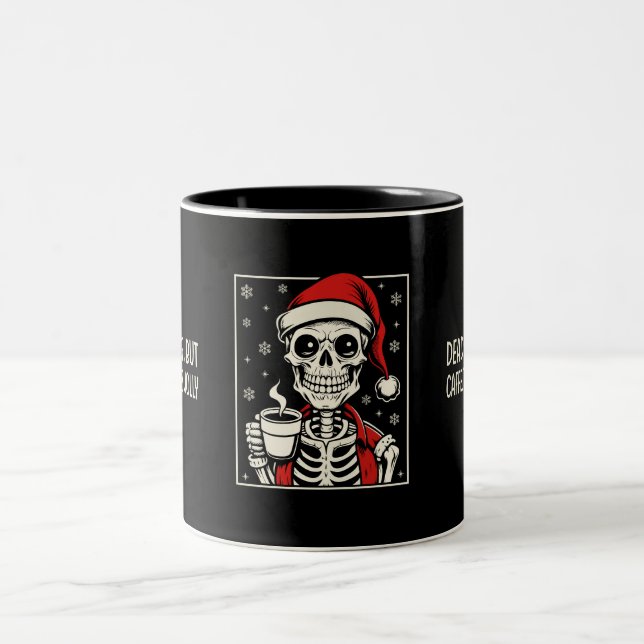 Totes Inside, aber koffeiniert & Jolly Skeleton Zweifarbige Tasse (Mittel)
