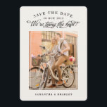 Touch der Klasse Foto Save the Date Karte<br><div class="desc">Eine moderne und dennoch elegante Foto-Save the Date-Karte,  die ein Foto des neu verlobten Ehepaares aufweist.</div>