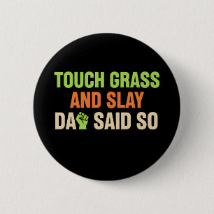 Touch Grass Gamer Slay Zitat mit Dad Humor Button