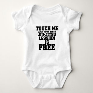 TOUCH ME UND IHRE ERSTE JIU-JITSU LESSION IST KOST BABY STRAMPLER