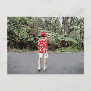 Tourist in hawaiianischem Shirt Postkarte