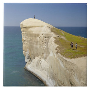 Touristen auf der Klippe am Tunnel Beach Fliese