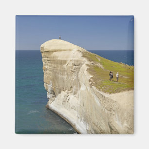 Touristen auf der Klippe am Tunnel Beach Magnet