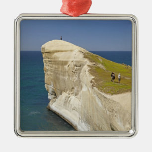 Touristen auf der Klippe am Tunnel Beach Silbernes Ornament