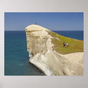 Touristen auf der Klippe an der Tunnel Beach Poster
