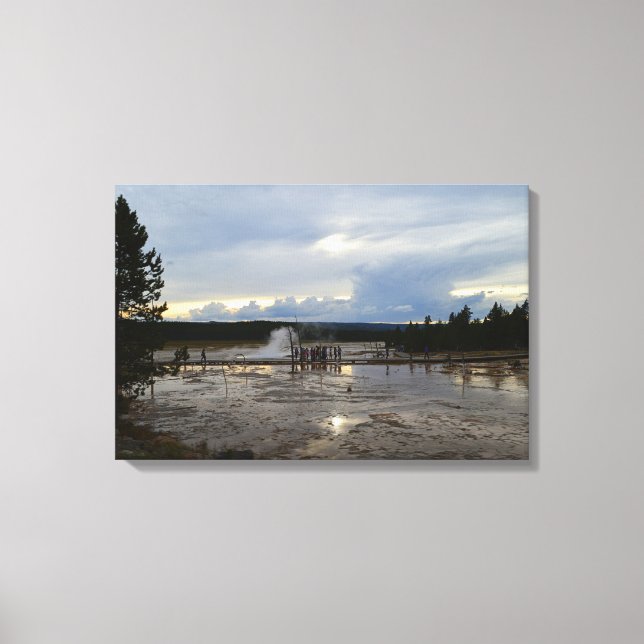 Touristen besuchen Untergeyser-Becken von Gelbstei Leinwanddruck (Vorderseite)