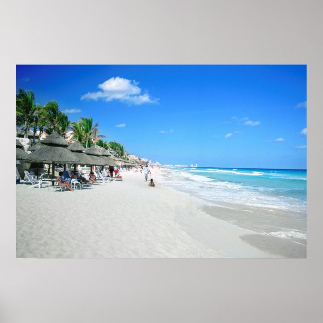 Touristen gehen am Cancun Strand Poster (Vorne)