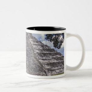 Touristen gehen an einer nicht restaurierten Seite Zweifarbige Tasse