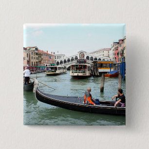 Touristen in der Gondel betrachten Rialto Brücke, Button