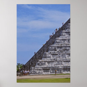 Touristen klettern Treppe auf Ruinen von El Poster