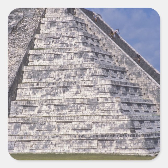 Touristen klettern Treppe von El Castillo, Stein Quadratischer Aufkleber (Vorderseite)