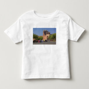 Touristen vor Fatehpur Sikri, in der Kleinkind T-shirt