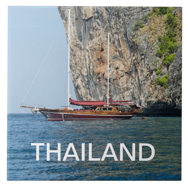 Touristenjacht an der Küste Thailands Phi-Phi-Phi Fliese (Vorderseite)