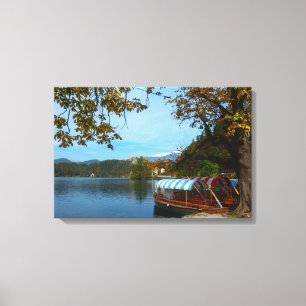 Touristische Boote im See geblutet im Herbst Leinwanddruck